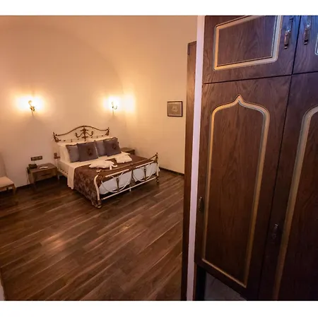 Kervansaray Antique Çeşme